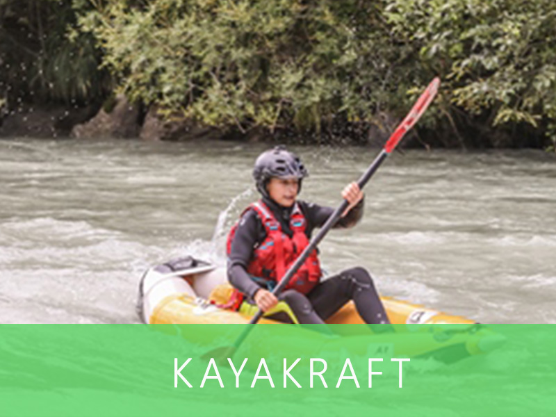Kayakistes naviguant sur une rivière calme au cœur des montagnes