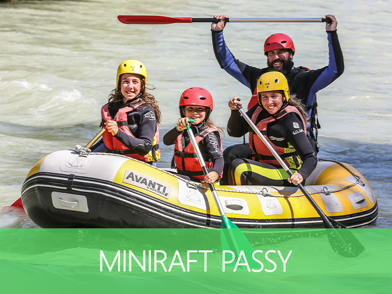 Groupe en pleine aventure lors d'une session de rafting sur une rivière alpine.