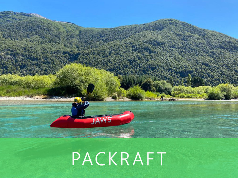 Aventuriers en packraft naviguant sur une rivière tranquille, en pleine immersion dans la nature alpine.