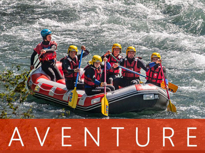 Rafting sur une rivière alpine avec des rapides de classe III et IV.
