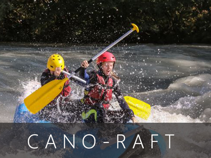 Participants en canoraft affrontant les rapides de l'Arve.