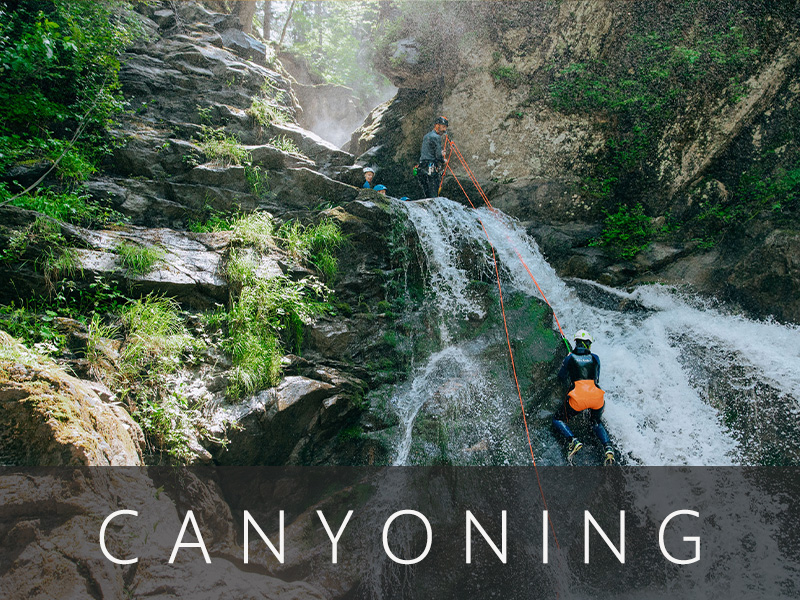 Aventuriers pratiquant le canyoning dans les gorges du Mont-Blanc.