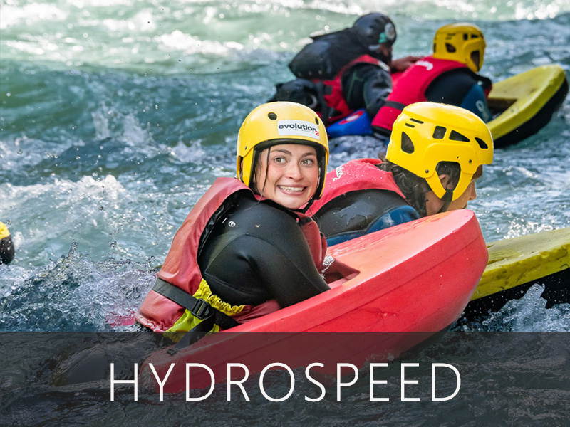 Personnes en hydrospeed descendant une rivière alpine.
