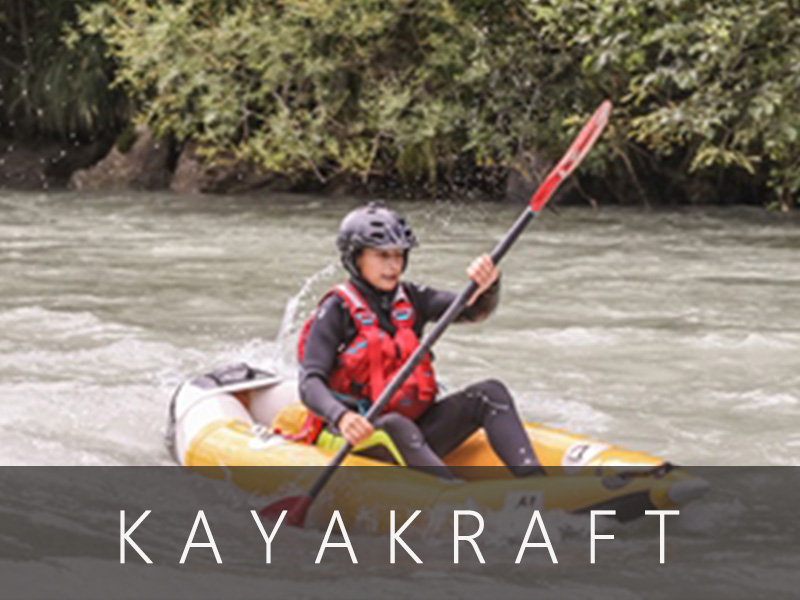 Explorateurs en kayakraft sur une eau cristalline du Mont-Blanc.