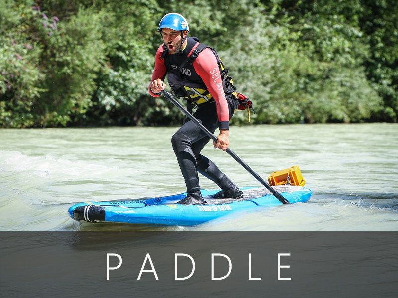 Personnes en paddle sur un lac alpin paisible.