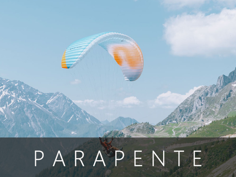 Vue panoramique du Mont-Blanc lors d'une session de parapente.