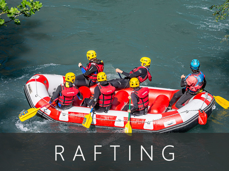 Groupe en rafting sur la rivière Arve avec Adventures Payraud Session Raft.