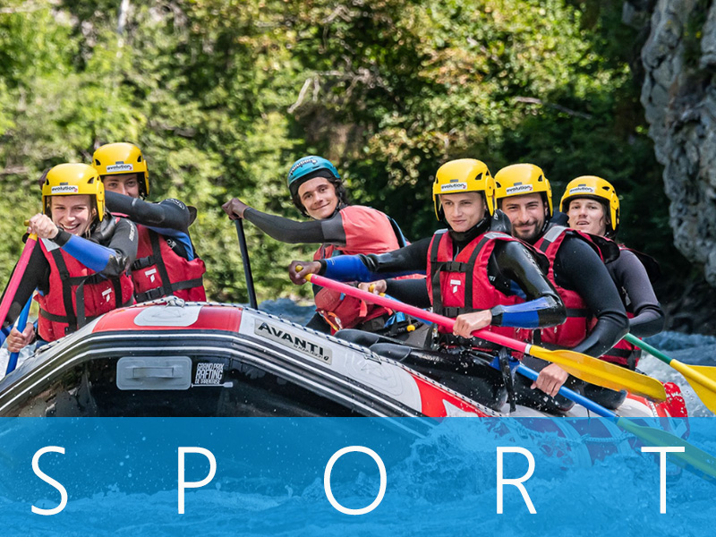 Descente en rafting avec des rapides modérés pour sensations fortes contrôlées.