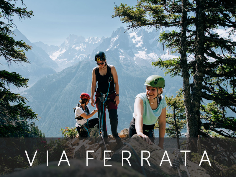 Groupe en via ferrata sur les falaises du Pays du Mont-Blanc.