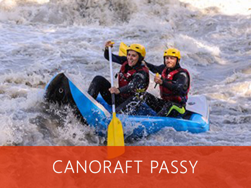 Participants en canoraft naviguant sur une rivière à forte intensité, défiant les rapides en équipe.