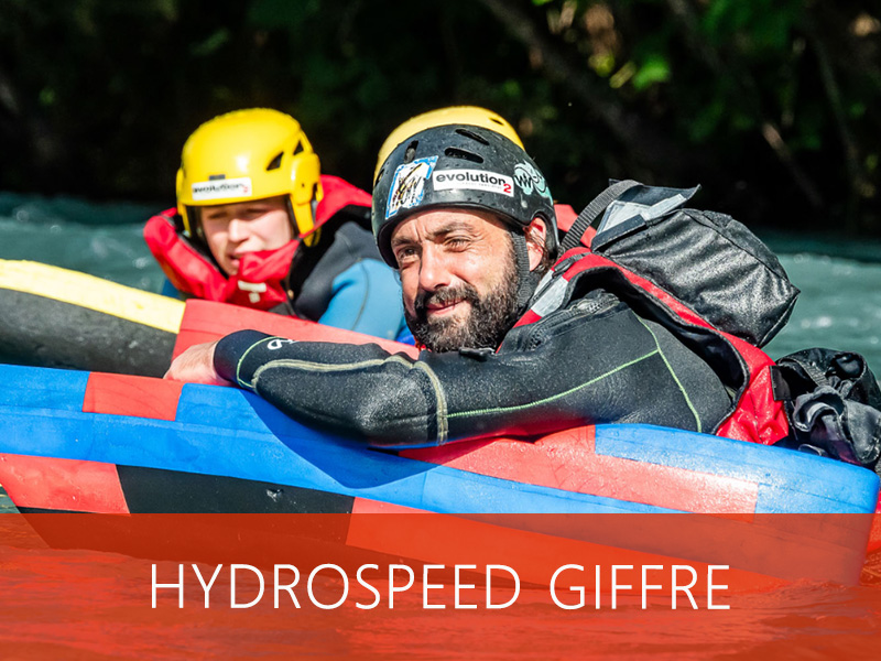 Participant en hydrospeed se frayant un chemin à travers des rapides bouillonnants.