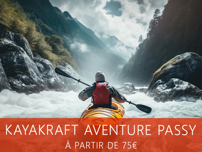 Kayakistes pagayant dans des courants puissants pour une aventure aquatique excitante.