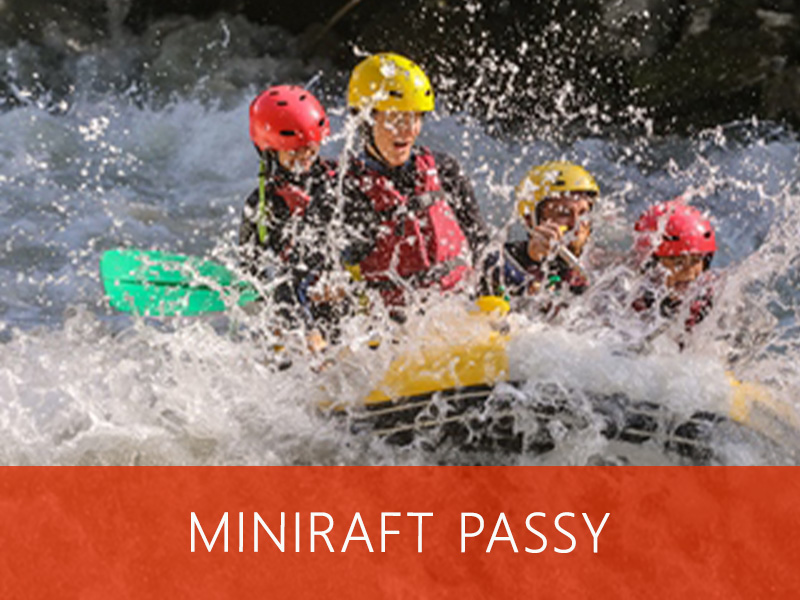 Aventuriers en mini-raft glissant sur des eaux vives dans la vallée du Mont-Blanc.