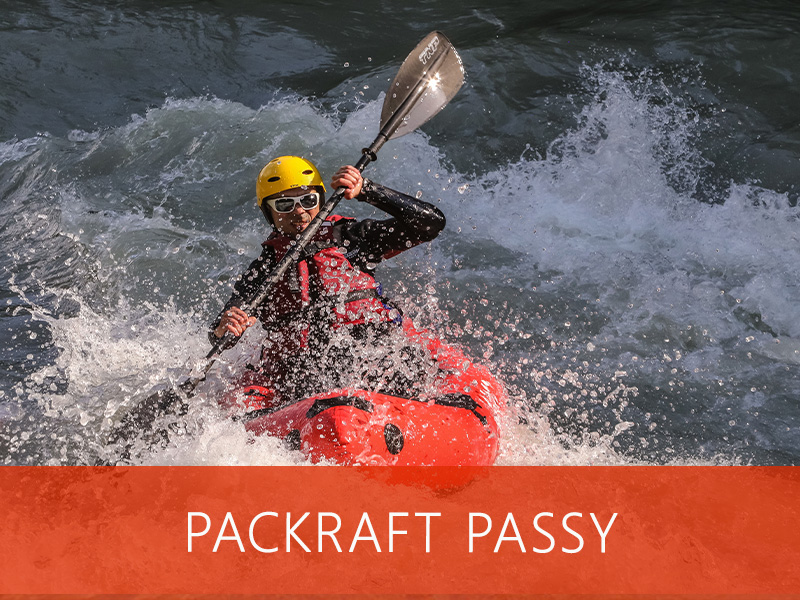 Participants en packraft explorant une rivière tranquille avec des paysages époustouflants.
