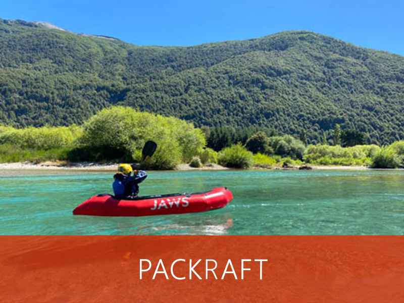 Descente en packraft à travers un rapide, défiant les eaux vives.