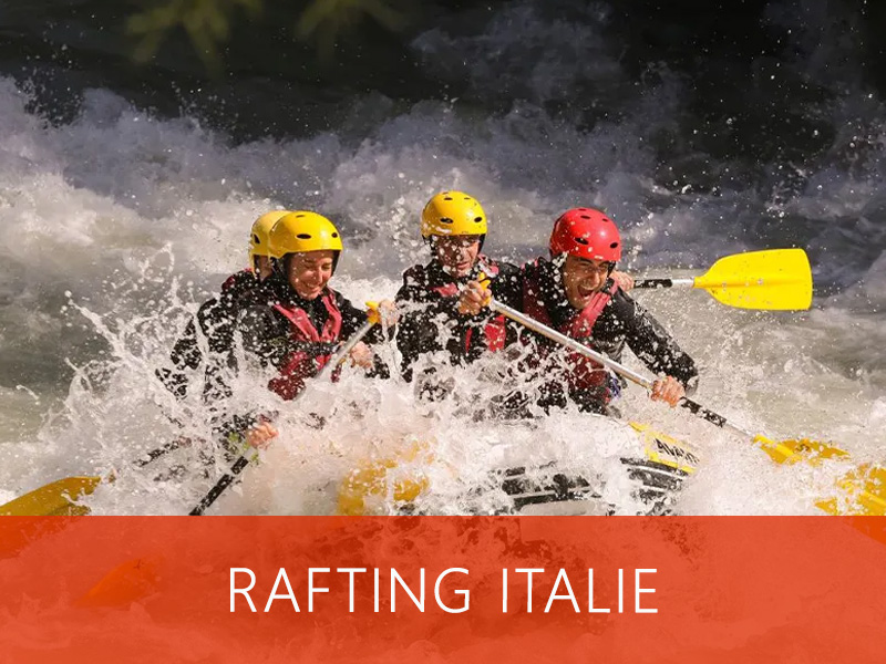 Aventuriers en rafting pagayant avec intensité pour franchir des rapides tumultueux.