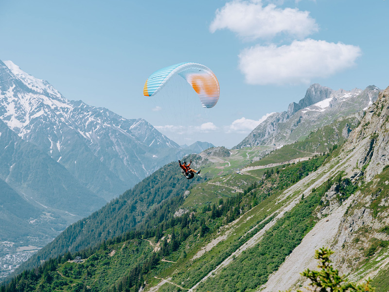 Parapentiste en vol au-dessus du massif du Mont-Blanc