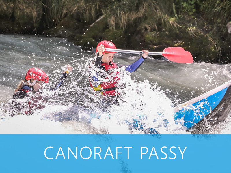 Kayak et Canoraft sportif sur la rivière Arve à Passy – Sauts et navigation en équipe.