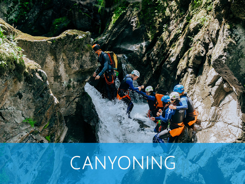 Session de canyoning avec des sauts et rappels dans une gorge alpine spectaculaire.
