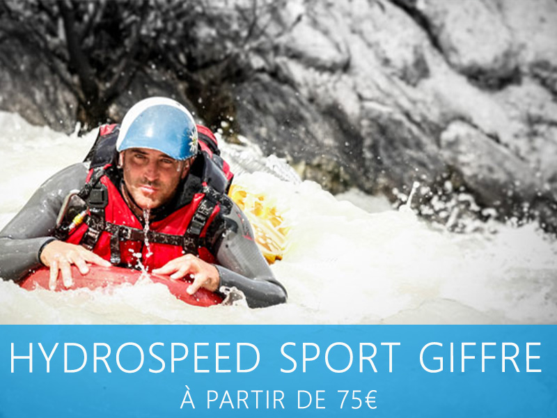 Participant en hydrospeed se frayant un chemin à travers des rapides vifs.