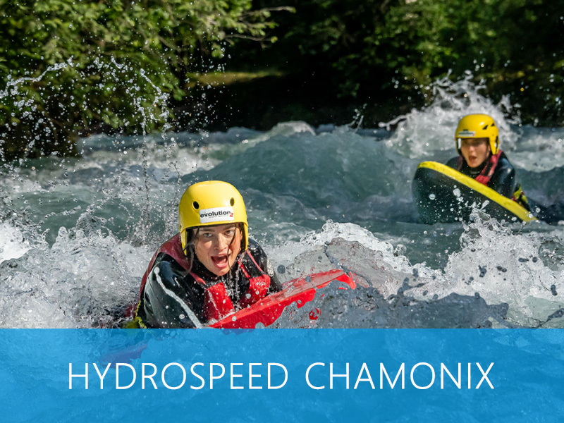 Participant en hydrospeed se frayant un chemin à travers des rapides turbulents.