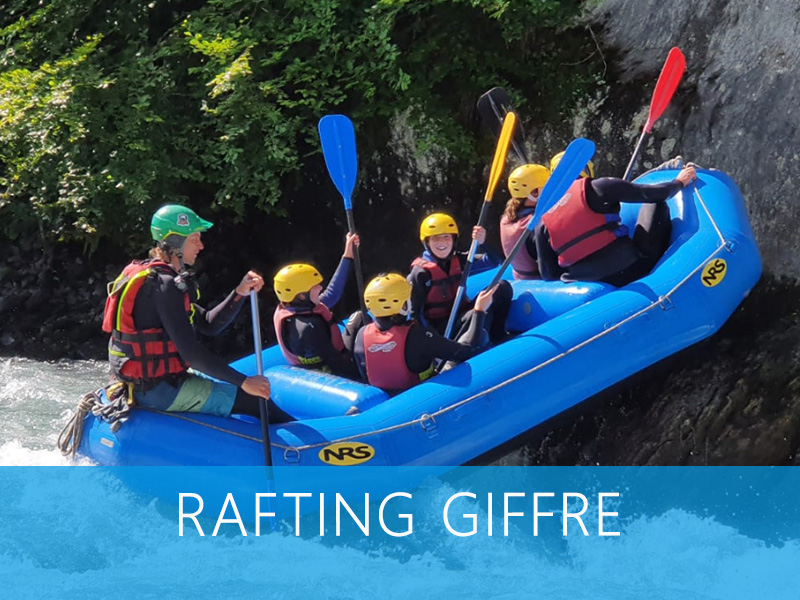 Équipe en rafting traversant les rapides du Mont-Blanc avec énergie et coordination