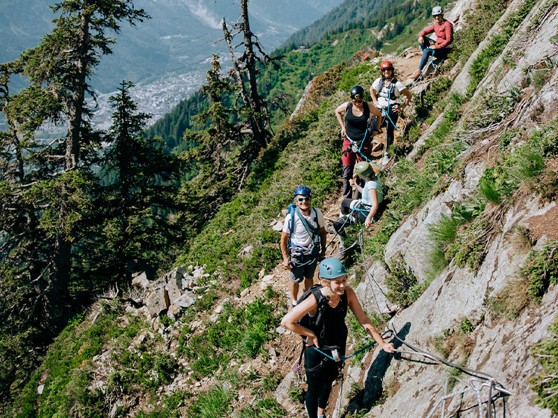 Participants en via ferrata sur une paroi rocheuse au Mont-Blanc